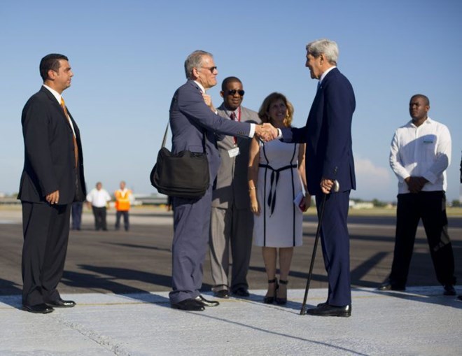 Ông Jeffrey DeLaurentis chào đón Ngoại trưởng Mỹ John Kerry đến Havana tháng 8/2015 (Nguồn: AP)