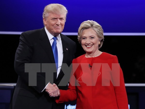 Bà Hillary Clinton (phải) và ông Donald Trump (trái) trong cuộc tranh luận trực tiếp đầu tiên tại New York, Mỹ. (Nguồn: EPA/TTXVN)