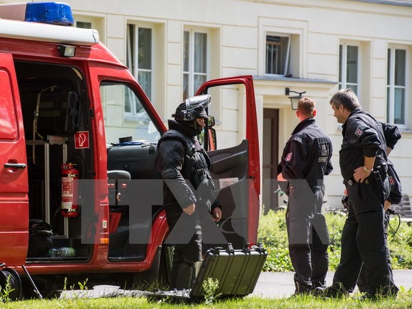 Lực lượng đặc nhiệm Đức tuần tra tại khu vực Eisenhuettenstadt. (Nguồn: AFP/TTXVN)