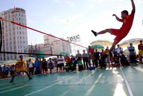 Vietnamese player Dinh Van Duc (red) in a match with Thai athlete for gold in the men's singles final at the ABG5. (Photo: VNA)