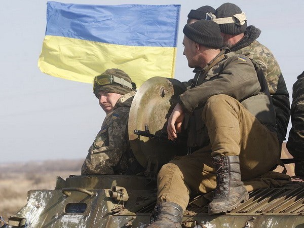 Quân chính phủ và lực lượng đòi độc lập ở Ukraine rút một phần vũ khí