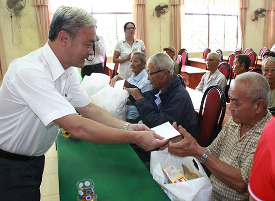 Secretary visits and presents gifts to elderly people