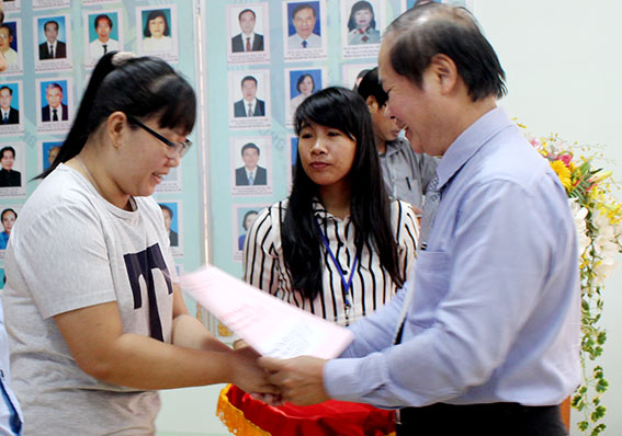 Giám đốc Sở Y tế Đồng Nai Huỳnh Minh Hoàn trao quyết định phân công công tác cho một tân bác sĩ. 