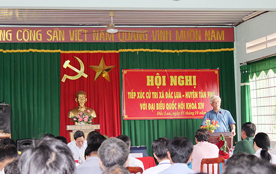 Toàn cảnh buổi tiếp xúc cử tri tại xã Đắc Lua, huyện Tân Phú.
