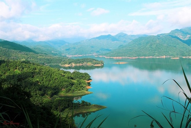 Looking from the mountain slop, Ba Khan looks like a miniature Ha Long Bay (Photo: diadiemdulich.com)
