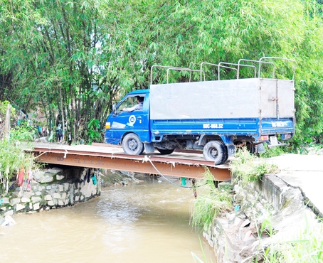 Cầu tạm bằng sắt thuộc KP.4, phường Trảng Dài lâu nay còn “gồng gánh” thêm cả xe tải nên không đảm bảo an toàn. Ảnh V.Chính