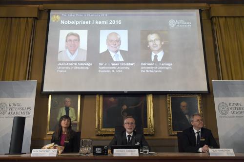 Hội đồng giải thưởng Nobel công bố 3 nhà khoa học giành giải Nobel Hóa học 2016: Jean-Pierre Sauvage, J Fraser Stoddart and Bernard L Feringa. Ảnh: EPA/TTXVN