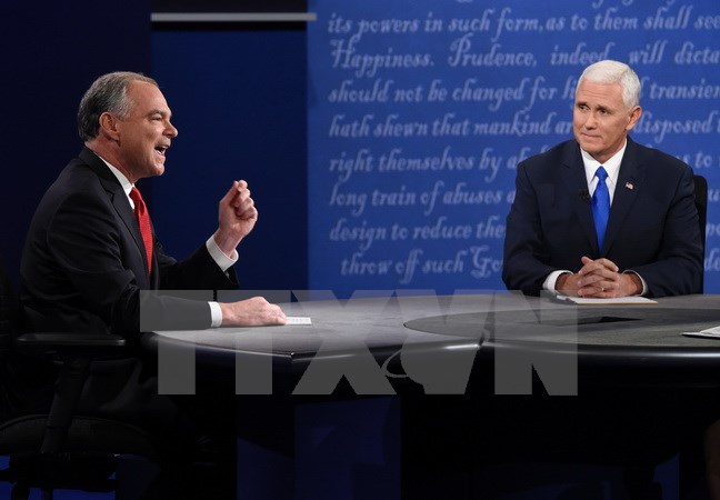 Ông Mike Pence (phải) và ông Tim Kaine (trái) tại cuộc tranh luận ở Farmville, Virginia ngày 4/10. (Nguồn: AFP/TTXVN)