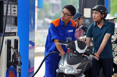 Fuel prices were increased for the fourth consecutive time during the past two months. - Photo duongbo.vn