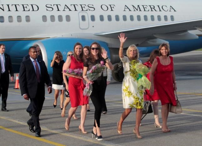 Bà Jill Biden xuống sân bay La Habana. (Nguồn: Reuters)