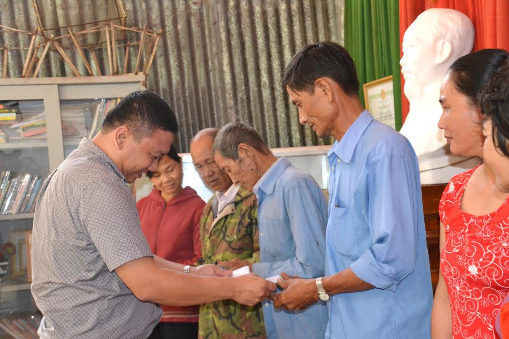 Đại diện Chi hội công nghiệp tặng thẻ bảo hiểm y tế cho các hộ khó khăn ở xã Mã Đà