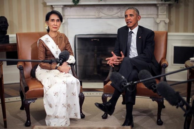 Tổng thống Mỹ Barack Obama thảo luận với Cố vấn Nhà nước Myanmar Aung San Suu Kyi. (Nguồn: Reuters)