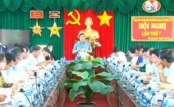 Đồng chí Phạm Văn Thuận, Bí thư huyện ủy phát biểu tại hội nghị  BCH Đảng bộ Huyện lần thứ 7 khóa 6