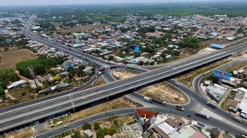 The junction of Long Thanh - Dau Giay Expressway with National Highway 51 in Dong Nai Province. This will be part of a new North-South Expressway estimated to cost US$10.2 billion. — VNA/VNS Photo Manh Linh