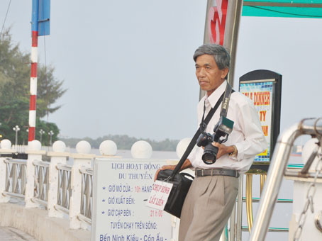 Những người chụp hình dạo cuối cùng trên bến Ninh Kiều