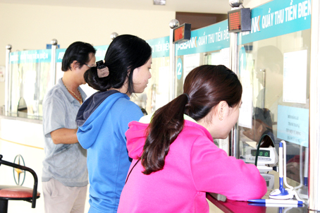 Người dân đóng tiền tại điểm thu tiền điện của Ngân hàng thương mại cổ phần An Bình chi nhánh Đồng Nai. Ảnh: M.QUÂN