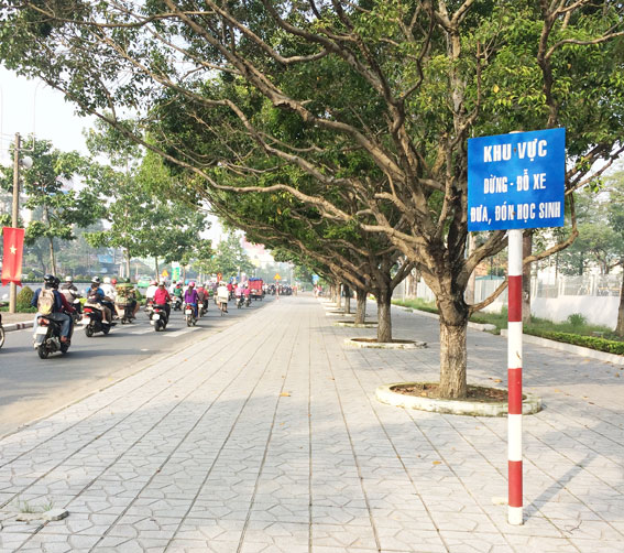 1. Vào giờ tan học, khu vực được dành riêng cho phụ huynh dừng đậu ô tô để đón con (phía trước Trung tâm hội nghị và tổ chức sự kiện tỉnh)rất trống trải.