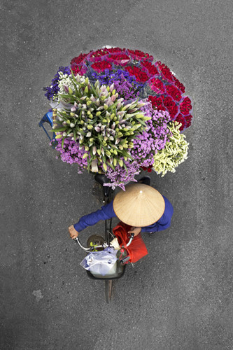 Beautiful images of Hanoi street vendors from above