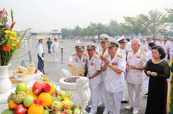 Các đại biểu dâng hương tưởng niệm các chiến sĩ Đoàn tàu không số