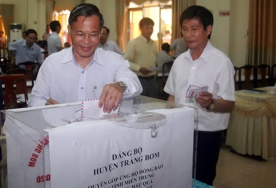 Cán bộ lãnh đạo huyện Trảng Bom thực hiện quyên góp ủng hộ đồng bào các tỉnh miền trung khắc phục hậu quả do thiên tai lũ lụt