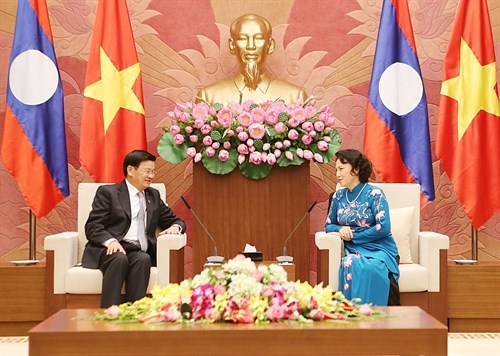 NA Chairwoman Nguyen Thi Kim Ngan (R) and Lao Prime Minister Thongloun Sisoulith