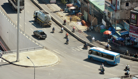 Rất nhiều xe đi vào phần đường dành cho xe ô tô do ngại đi vòng xa.