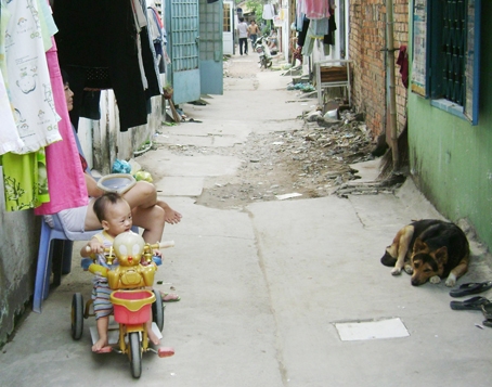 2. Trong khi đó, tại khu nhà trọ (ở KP.6, phường Trung Dũng, TP.Biên Hòa) “sân chơi” cho trẻ chỉ là đường hẻm gập ghềnh, chật hẹp.