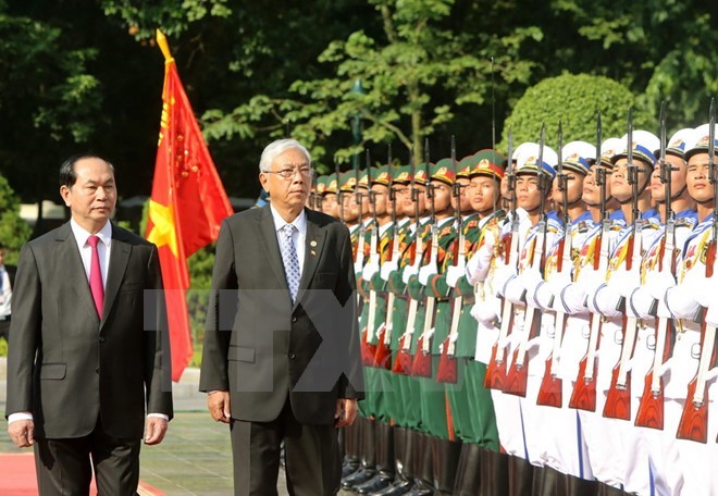 President Tran Dai Quang (L) and President Htin Kyaw review honour guards at the welcoming ceremony