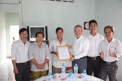 : Representative of Vedan presents its decision to present house to Duong Thanh Long family in Phuoc Binh Commune, Dong Nai Province. — VNS Photo