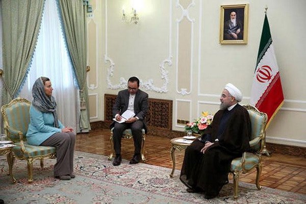 Đại diện cấp cao EU Federica Mogherini và Tổng thống Iran Hassan Rouhani. (Nguồn: AP)