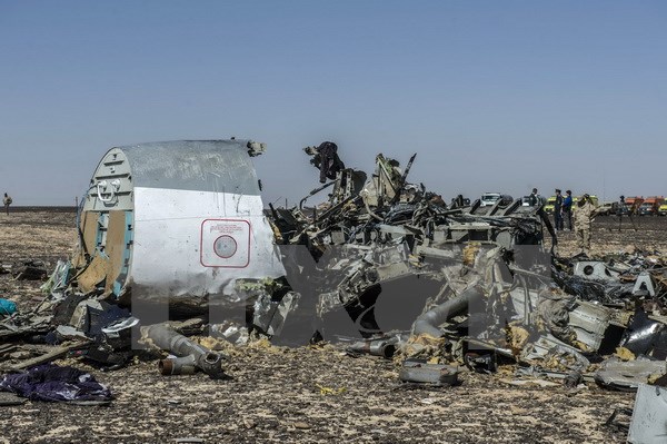 Mảnh vỡ máy bay A321 tại hiện trường ở Wadi al-Zolomat, bán đảo Sinai, Ai Cập. (Nguồn: AFP/TTXVN)