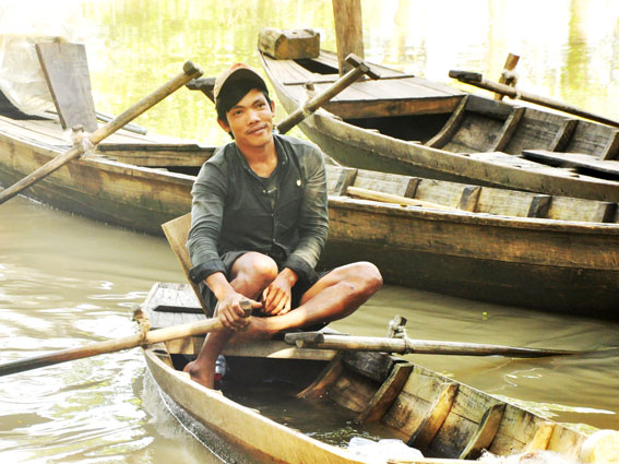 Anh Đỗ Đình Mai chăm chỉ với nghề chài lưới trên sông La Ngà.