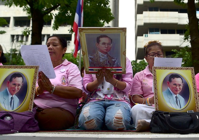 Người dân Thái Lan thể hiện lòng kính trọng với Nhà Vua Bhumibol Adulyadej. (Nguồn: Getty Images)