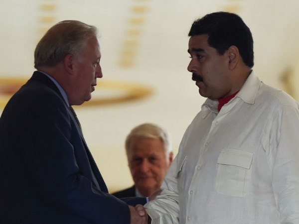 Tổng thống Venezuela Nicolas Maduro tiếp Thứ trưởng Ngoại giao Mỹ Thomas Shannon. (Nguồn: AFP/Getty Images)