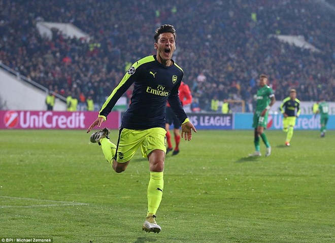 Meust Oezil ghi bàn giúp Arsenal ngược dòng sớm giành vé vào vòng knock-out Champions League. (Nguồn: Daily Mail)