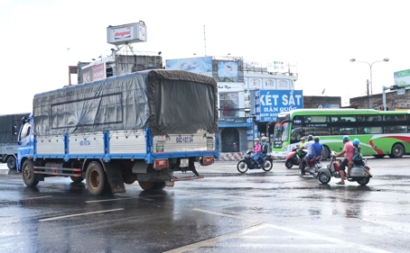 Xe máy đi vào phần đường dành cho xe 4 bánh tại ngã tư Vũng Tàu.