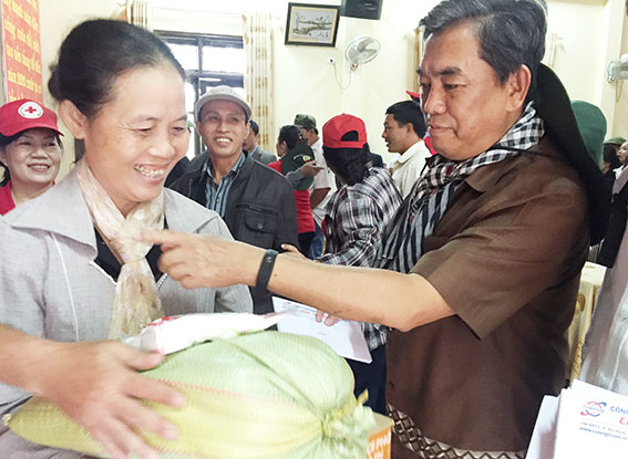 Chủ tịch Uỷ ban MTTQ tỉnh Huỳnh Văn Tới, trao quà và tiền cho người dân tại Hà Tĩnh. 