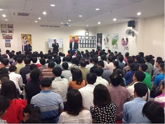 People join a conference held by a multi-level marketing firm (Photo: tintuc.vn)