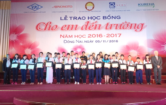 Đại diện Hội Khuyến học tỉnh và Công ty TNHH Ajinomoto Việt Nam trao học bổng cho các em học sinh bậc THCS