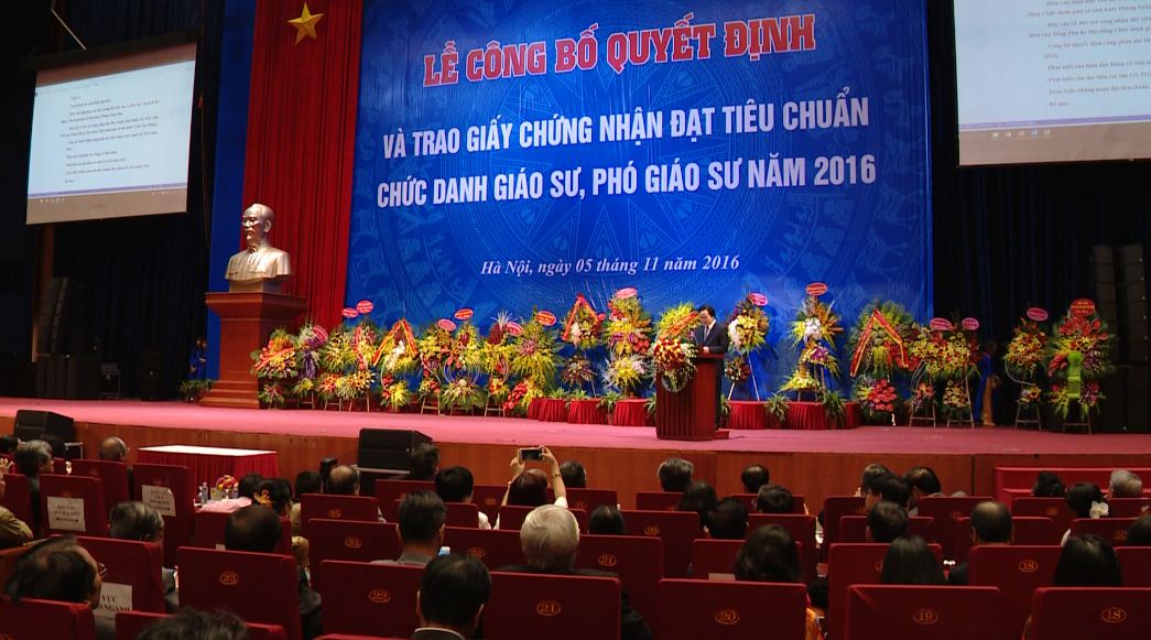 Nguyen Hue university's four educators receive associate professor titles