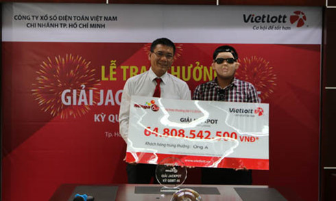 Vietlott presents the jackpot cheque to the winner on November 9. Photo courtesy of Vietlott.