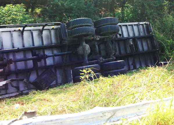 Xe tải lật trên cao tốc