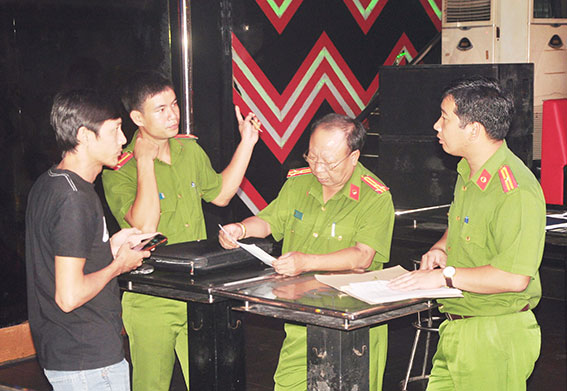 Đoàn kiểm tra của Cảnh sát PCCC tỉnh làm việc với quản lý của Bar Venus 