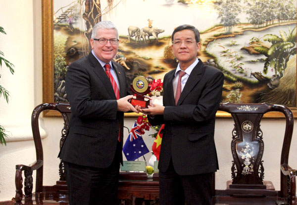 Chairman Dinh Quoc Thai presents souvenir gift to 