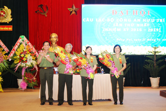 Đại tá Lý Quang Dũng,  Phó Giám đốc Công an tỉnh tặng hoa chúc mừng Ban chủ nhiệm CLB Công an hưu trí (nhiệm kỳ 2016- 2019).