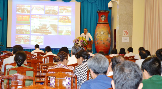 Phó bí thư thường trực Tỉnh ủy Trần Văn Tư phát biểu tại buổi bế mạc lớp học.