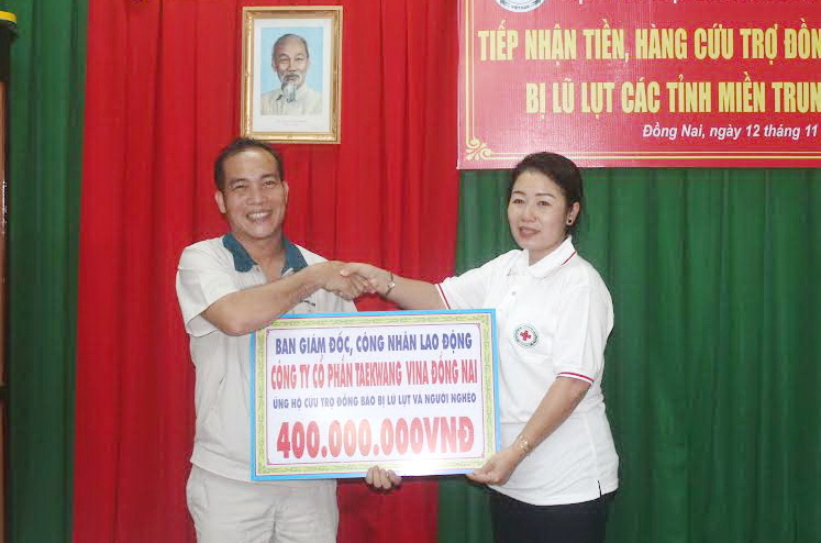 Anh Đinh Sỹ Phúc, Chủ tịch Công đoàn Công ty cổ phần Taekwang Vina trao 400 triệu đồng ủng hộ đồng bảo miền Trung