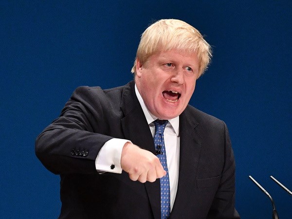 Ngoại trưởng Anh Boris Johnson tại một hội nghị ở Birmingham ngày 2/10 vừa qua. (Ảnh: THX/TTXVN)