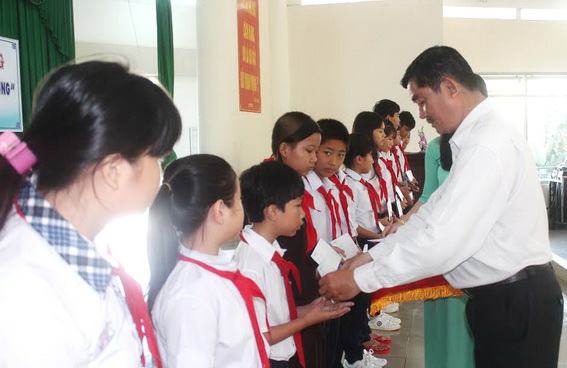 Bao Viet Dong Nai awards 100 scholarships to students