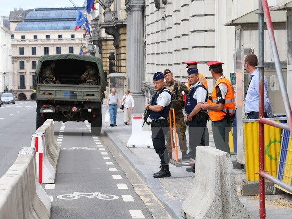 Cảnh sát Bỉ gác bên ngoài văn phòng Thủ tướng ở Brussels ngày 7/8. (Nguồn: AFP/TTXVN)